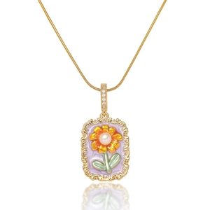 Makroaufnahme der goldenen Halskette mit lila Emaille und Perlen-Blumenanhänger