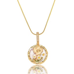Detailansicht der Emaille-Blumenkette mit Naturperlen und goldener feiner Kette