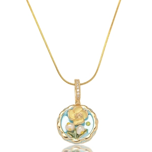 Detailaufnahme einer goldenen Halskette mit blauer Emaille, Blumen und echten Perlen