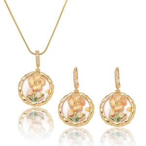 Französisches Vintage-Set aus Süßwasserperlen, grünem Emaille-Anhänger und Ohrringen