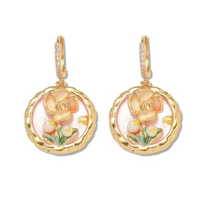 Detail von Vintage-Ohrringen mit rosa Emaille, Gold-Finish und Perlendetails