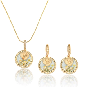 Detailansicht eines vintage Emaille Schmucksets mit goldenen Rosen und Blumenmotiven