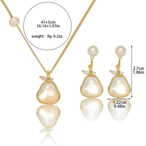 Elegantes 18K vergoldetes Schmuckset mit birnenförmiger Muschel und Süßwasserperlen
