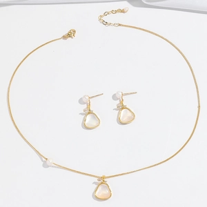 Elegantes Set aus goldener Halskette und birnenförmigen Perlmutt-Ohrringen