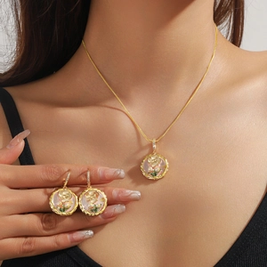 Nahaufnahme von Vintage Blumen Halskette und Ohrringen mit Perlen und rosa Emaille am Model