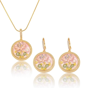Detailansicht des goldenen Emaille-Schmucksets mit Perlen und rosa Lotosblumenmuster