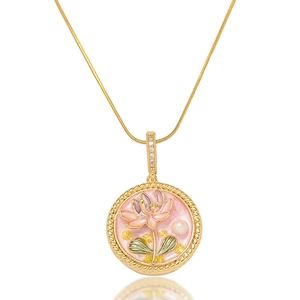 Detail einer rosa Lotus-Halskette mit natürlichen Perlen und goldenem Seilrand