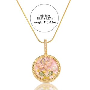 Detailansicht des rosa Emaille-Lotusanhängers mit Perle an einer Goldkette