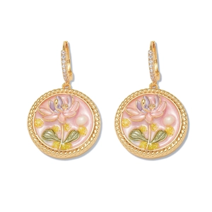 Details von Vintage-Ohrringen mit rosa Emaille-Blume und weißen Zirkonia-Akzenten