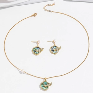 Goldenes Libellen Schmuckset mit schimmernden Muscheln und Perlen für Damen