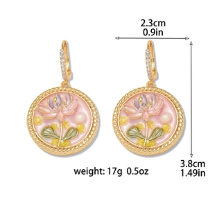 Detailansicht der Retro-Goldohrringe mit rosa Emaille-Lotus und Perlenakzenten