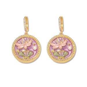 Detailansicht der Vintage-Ohrringe mit Lotusblüten, lila Emaille und Perlenakzenten