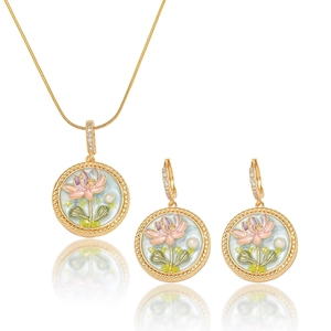 Französisches Vintage-Schmuckset mit Süßwasserperlen und rosa Lotus-Emaille-Dekor