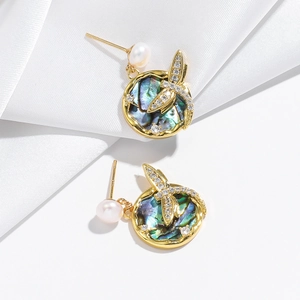 Elegante goldene Tropfenohrringe mit bunten Abalone-Muscheln, Perlen und Zirkonia-Schmetterling