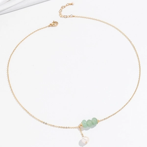 Dettaglio collana a catena dorata con perle di avventurina verde e perla d'acqua dolce