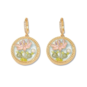 Detailansicht der vergoldeten Emaille-Ohrringe mit Lotus-Motiv und Süßwasserperlen