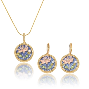 Französisch Vintage Emaille Lotus Blume Süßwasserperle Schmuck Set Titan Stahl Vergoldet Anhänger Halskette Ohrringe Für Damen