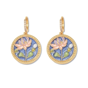 Details von Vintage-Emaille-Ohrringen mit Lotusblume, Perlen und Goldbeschichtung