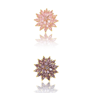 Broche marguerite en cristal rotative avec pétales roses et violets sur base dorée