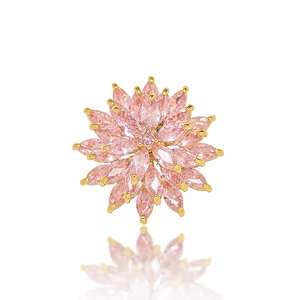 Magnifique broche marguerite en cristal rose avec pierres marquise et placage d'or