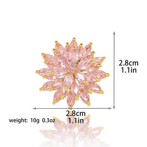 Broche fleur marguerite en cristal rose avec monture dorée mesure 2,8 cm de large environ