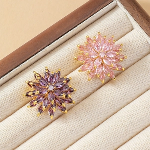 Broches marguerites en cristal avec pétales roses et violets dans un écrin à bijoux luxe