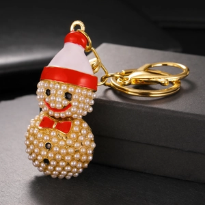 Weihnachts-Schneemann-Schlüsselanhänger mit weißen Perlen und roter Emaille auf Gold