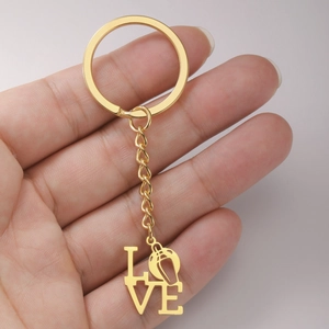 Detailansicht eines goldenen LOVE-Schlüsselanhängers mit Football-Helm-Motiv