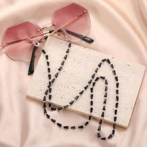 Modische randlose achteckige Sonnenbrille mit rosa Verlauf und schwarzer Perlenkette