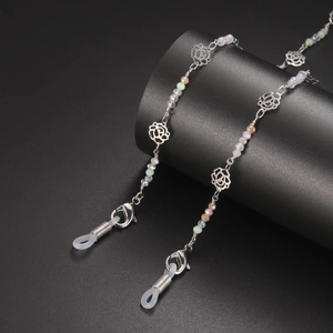 Dettaglio della catena per occhiali in acciaio inox con rose traforate e perle di cristallo