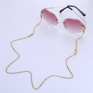 Detail of square box chain for sunglasses with hollow mountain pendant and gradient lenses