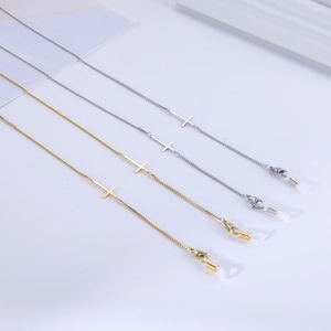 Détail de chaînes de lunettes en acier inoxydable doré et argenté avec pendentifs en croix