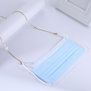 Détail de la chaîne dorée en acier inoxydable avec croix pour lunettes et masques