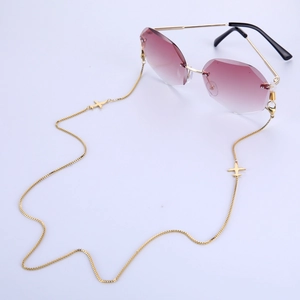 Détail d'une chaîne dorée avec pendentifs avion pour lunettes de soleil dégradées