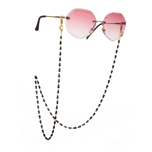 Randlose Sonnenbrille mit rosa Farbverlauf und schicker schwarzer Perlenkette mit Goldclips
