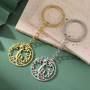 Détail de pendentifs Arbre de Vie or et argent sur des porte-clés en acier inoxydable