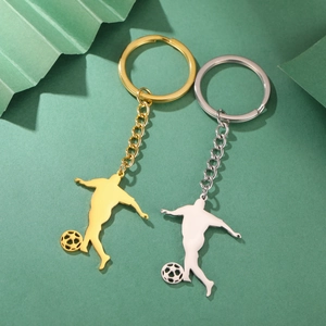Porte-clés joueur de football en acier poli doré et argenté avec pendentif ballon