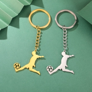 Détail de la silhouette de joueur de football et pendentif ballon sur porte-clés en métal