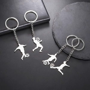 Lot de quatre porte-clés silhouette footballeur en acier inoxydable poli brillant