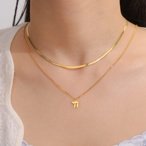 Gelaagde gouden ketting met gladde slangenketting en Hebreeuws Chai symbool hanger