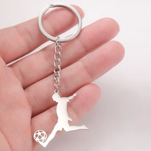 Gros plan d'un porte-clés en acier inoxydable poli avec silhouette de joueur de football
