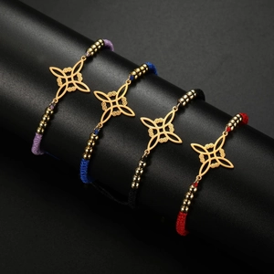 Dettaglio di braccialetti nodo della strega fatti a mano in corde intrecciate colorate