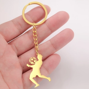 Détail du pendentif porte-clés silhouette de footballeur en acier inoxydable doré