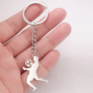 Gros plan d'un porte-clés en acier inoxydable argenté avec pendentif silhouette de footballeur