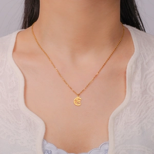 Collier croissant de lune doré avec symbole Scorpion sur cou élégant de femme