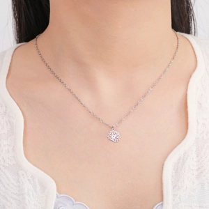 Eleganter hohler Gänseblümchen-Geburtsmonat-Halskettenanhänger in Silber für Damen