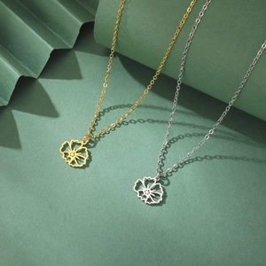Detailansicht der minimalistischen Blumenanhänger in Gold und Silber aus Edelstahl