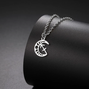 Vue macro du pendentif lune zodiaque Sagittaire en argent sur chaîne en acier poli