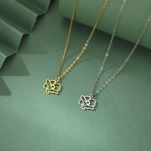 Detailansicht der hohlen Blumenanhänger in Gold und Silber an feinen Gliederketten