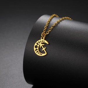 Vue détaillée du symbole du Sagittaire sur un pendentif en acier inoxydable en forme de lune